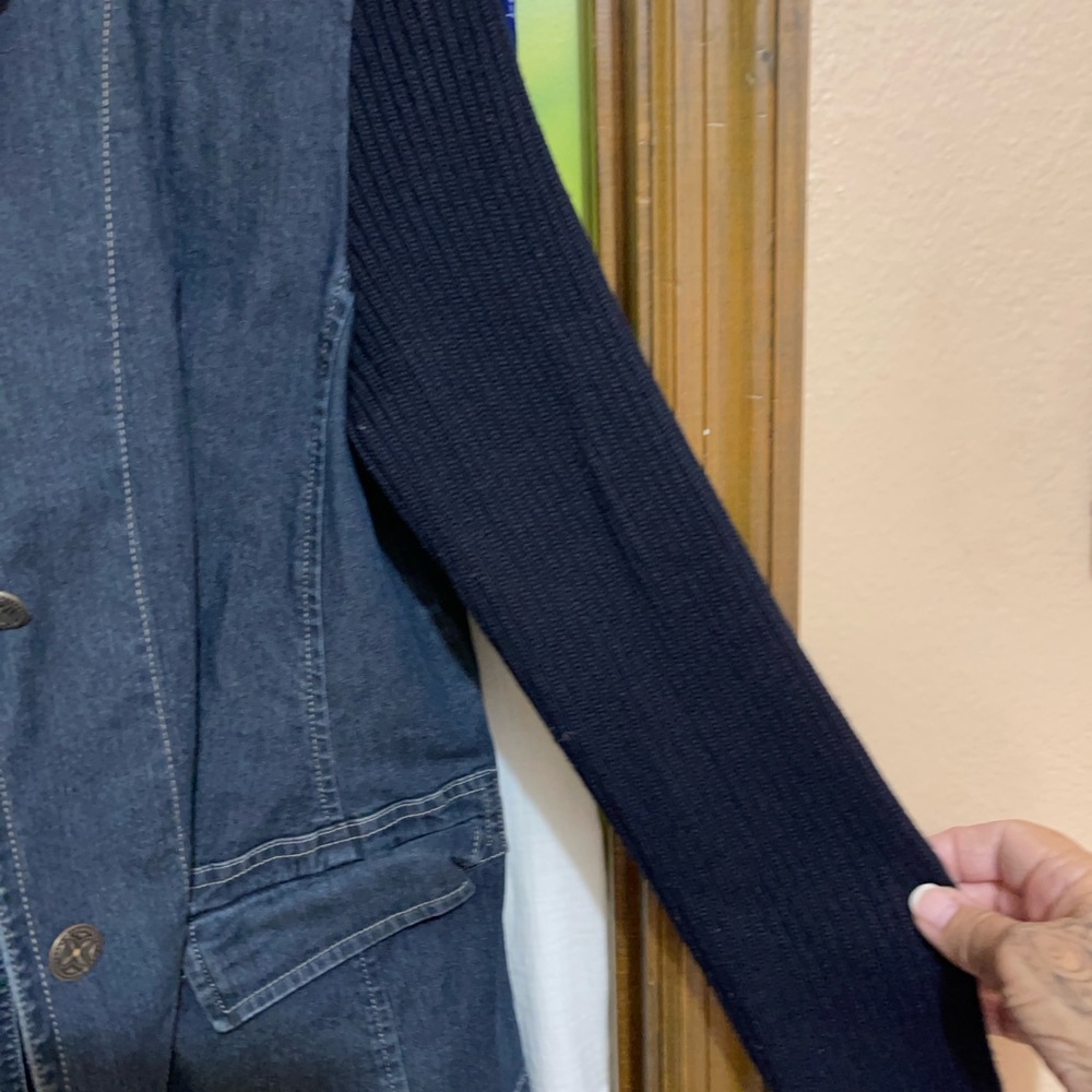 Chic Denim Blazer with Black Sleeves - Picture 5 of 5